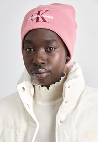 Calvin Klein Jeans MONO LOGO BEANIE - Pipo - dusty rose