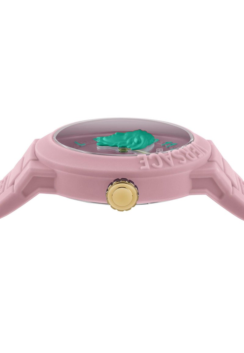 Pink håndledsur med en guldkrone, grøn Medusa-hoved på urskiven og forhøjet "VERSACE"-branding på kransen og remmen.
