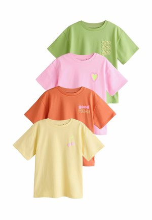 Vier kurzärmelige T-Shirts aus Baumwolle in Grün, Pink, Orange und Gelb, mit verschiedenen Grafiken: Text- und Fruchtmotive.