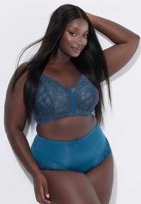 Blauer Spitzen-BH mit vorderem Verschluss und hoch geschnittene blaue Pantys mit Spitzenakzenten und einer kleinen Schleife. Glatte Textur und figurbetontes Design.