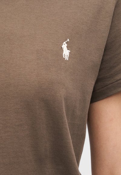 Barna rövid ujjú póló puha pamutból, a bal mellrészen kis fehér hímezett ló- és lovaslogóval.