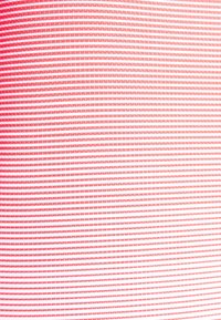 Tissu rayé horizontal rouge et blanc avec un motif légèrement courbé, montrant la texture et les détails du tissage.