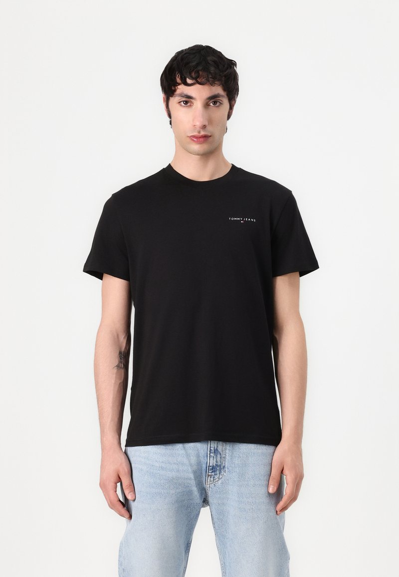 Schwarzes Baumwoll-T-Shirt mit Rundhalsausschnitt und kurzen Ärmeln, mit einem kleinen Logodruck auf der Brust und einer lockeren Passform.