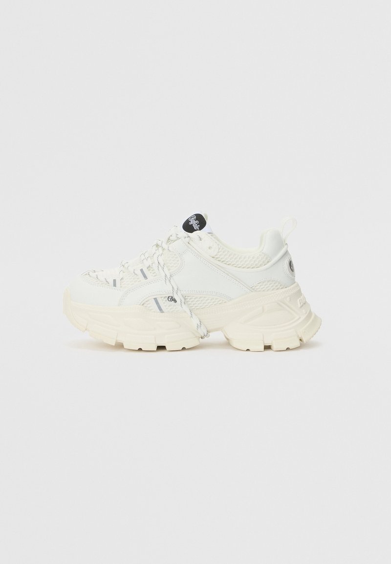 Baskets blanches épaisses avec semelle épaisse, panneaux en mesh et cuir, lacets à motif, et logo "Buffalo" noir sur la languette et le côté.