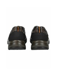 Scarpe sportive nere con tomaia testurizzata, caratterizzate da dettagli arancioni e colletto imbottito. La suola è in gomma con battistrada a motivo.