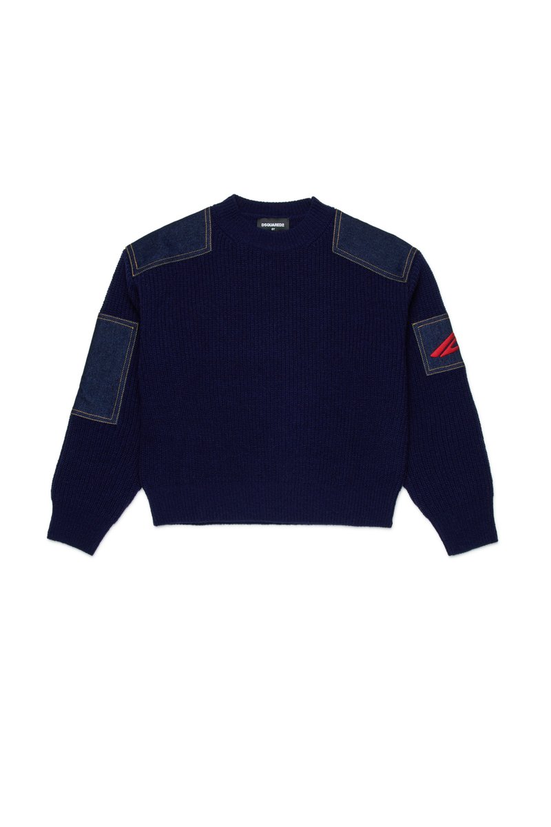 Pull en maille bleu marine avec des accents en denim sur les épaules et les manches. Texture côtelée, col rond, design court et détail du logo rouge sur la manche.