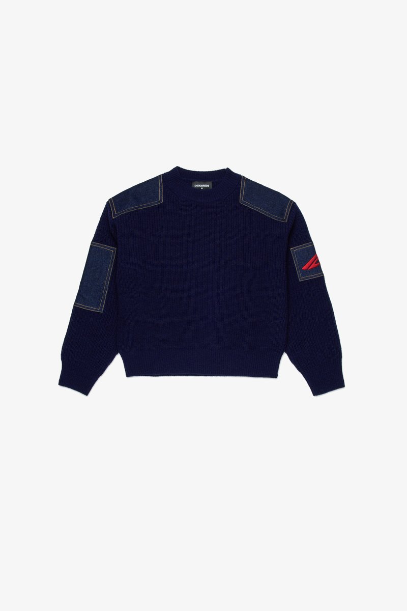Pull en maille bleu marine avec des accents en denim sur les épaules et les manches. Texture côtelée, col rond, design court et détail du logo rouge sur la manche.