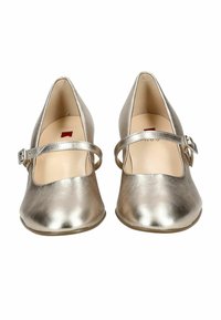 Scarpe Mary Jane argento metallizzato con punta affusolata, cinturino regolabile e texture in pelle liscia; suola piatta e design a taglio aperto.