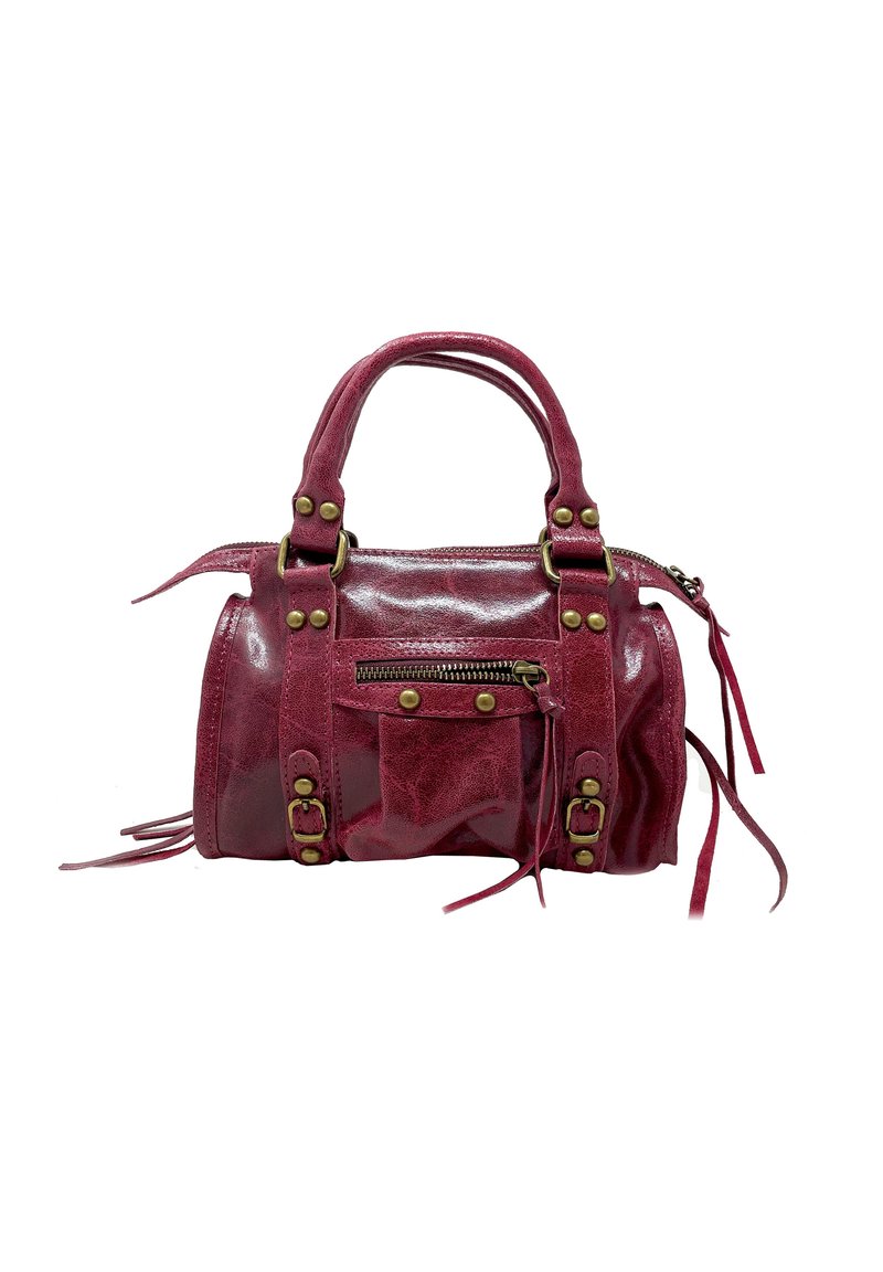 Rote Lederhandtasche mit glänzender Oberfläche, strukturiertem Design, doppelten Griffen, Reißverschluss oben, dekorativen Schnallen und seitlicher Tasche mit Fransen-Details.