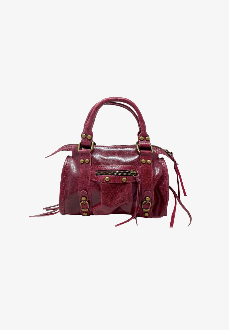 Rote Lederhandtasche mit glänzender Oberfläche, strukturiertem Design, doppelten Griffen, Reißverschluss oben, dekorativen Schnallen und seitlicher Tasche mit Fransen-Details.