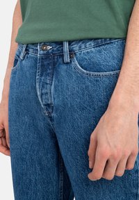 Blauwe spijkerbroek van denim met een rechte pasvorm, standaard vijf-pocket ontwerp en metalen knoopsluiting, met een lichte wassing en vervaagde details.