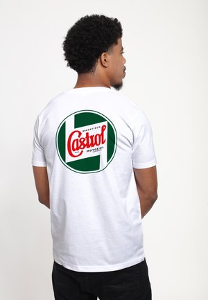 Hvid bomulds T-shirt med et rundt grønt og rødt grafisk logo på ryggen med teksten "Castrol" og "Motor Oil". Korte ærmer.