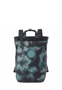 Mochila con un patrón tie-dye en tonos verde azulado y negro, con un acabado texturizado, una asa superior y correas de hombro ajustables.
