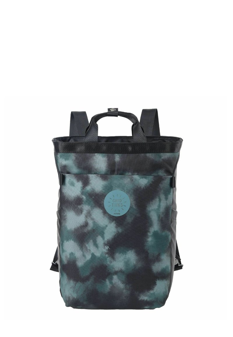Mochila con un patrón tie-dye en tonos verde azulado y negro, con un acabado texturizado, una asa superior y correas de hombro ajustables.