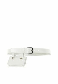 Ceinture en cuir blanc avec une pochette rectangulaire attachée. Elle comporte une boucle rectangulaire et deux rivets en métal sur la pochette pour une fixation sécurisée.