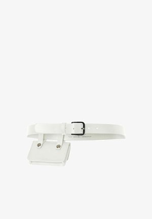 Cinturón de cuero blanco con un bolsillo rectangular adjunto. Presenta una hebilla rectangular y dos remaches metálicos en el bolsillo para un sujete seguro.