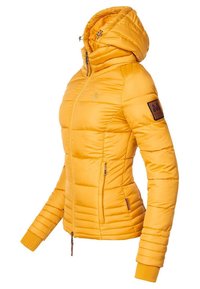 Doudoune jaune au design ajusté, texture matelassée et fermeture éclair à l'avant. Elle est dotée d'une capuche et d'un patch de marque sur la manche.