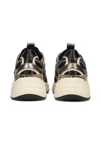 Des sneakers chunky avec un motif texturé noir et métallique en forme de serpent, une semelle intermédiaire beige et une semelle extérieure en caoutchouc noir. Présentent des panneaux latéraux en maille.