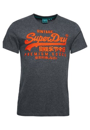 Mørkegrå T-shirt med korte ærmer med lys orange "Vintage SuperDry Premium Goods" tekst og japanske tegn på fronten.