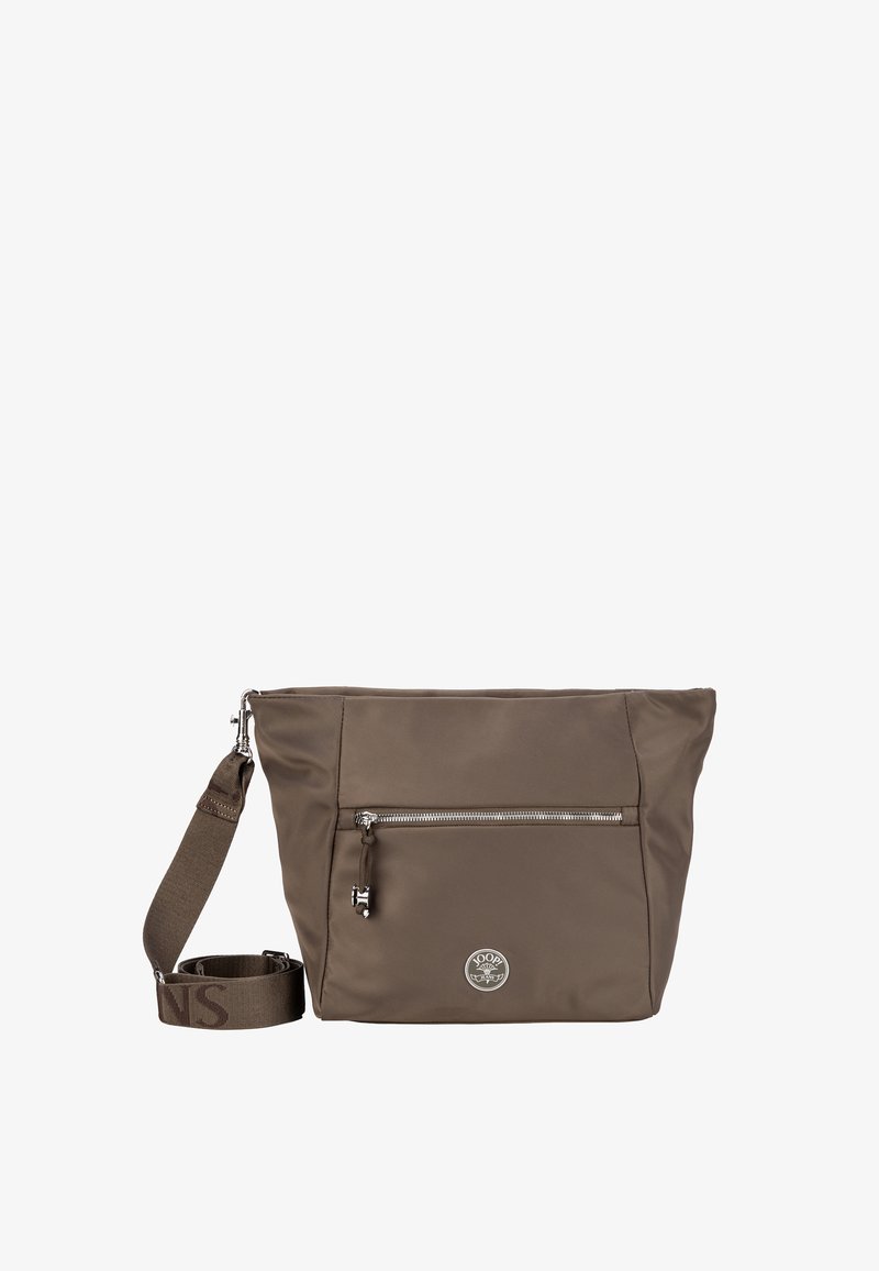 Hnědá nylonová taška přes rameno s přední kapsou na zip, stříbrnou kováním a akcentem loga. Obsahuje nastavitelný tkaný popruh.