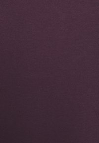 Tejido de punto morado oscuro con una textura suave y costuras finas. El color es uniforme, sin patrones o adornos notables.