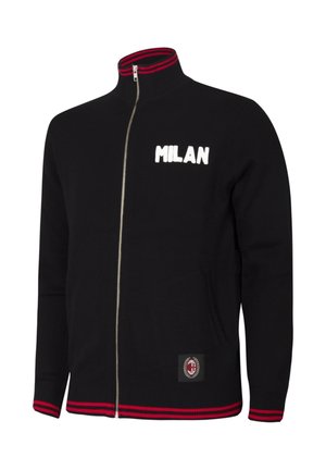 Zwarte zip-up trui met roodgestreepte manchetten en kraag, "MILAN" tekst op de borst en een Milan voetbalclubembleem bij de zoom.