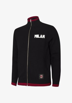 Zwarte zip-up trui met roodgestreepte manchetten en kraag, "MILAN" tekst op de borst en een Milan voetbalclubembleem bij de zoom.