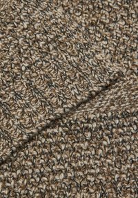 Tessuto lavorato a maglia testurizzato in tonalità beige e marrone con accenti scuri; presenta una superficie morbida e lanosa e un design intrecciato intricato.