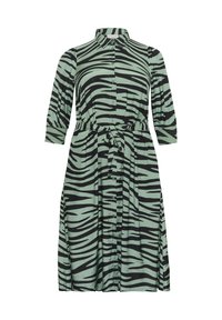 Abito camicia in verde chiaro con strisce zebrate nere; presenta un colletto, maniche a tre quarti e una cintura in vita per una vestibilità regolabile.
