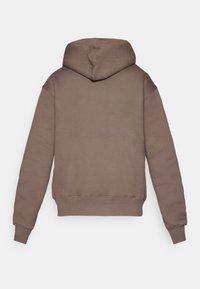 Sweatshirt à capuche marron avec une finition texturée, doté de manches longues, d'une poche kangourou et de bords côtelés aux manches et à l'ourlet.
