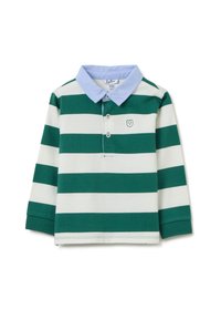 Camisa polo de manga larga a rayas verdes y blancas con cuello y tapeta de botones en azul claro; presenta un pequeño logo de oso en el pecho.