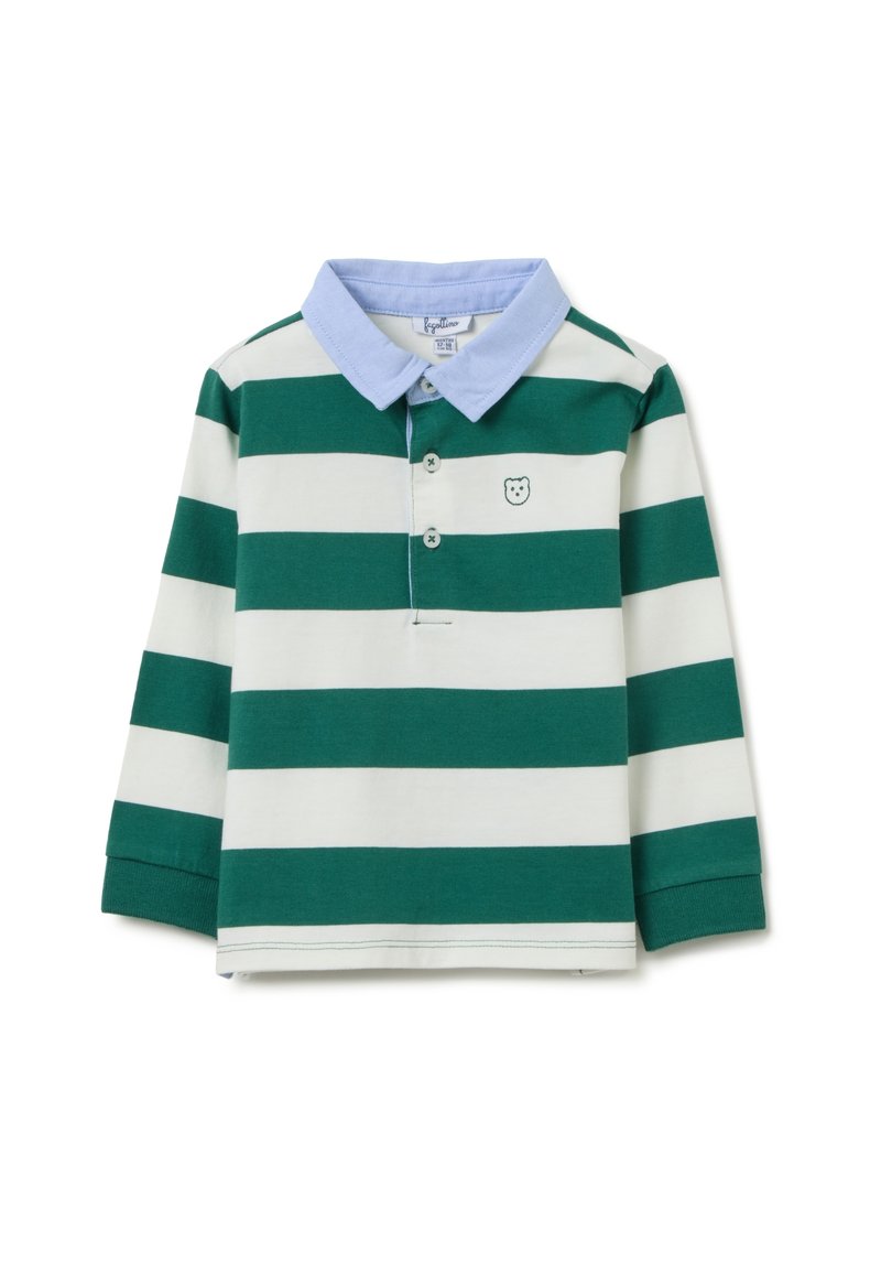 Camisa polo de manga larga a rayas verdes y blancas con cuello y tapeta de botones en azul claro; presenta un pequeño logo de oso en el pecho.