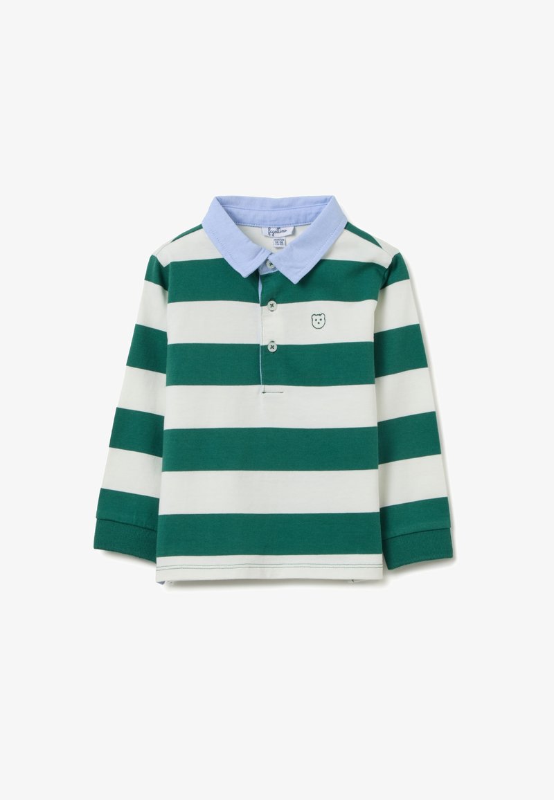 Camisa polo de manga larga a rayas verdes y blancas con cuello y tapeta de botones en azul claro; presenta un pequeño logo de oso en el pecho.