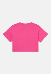Cropped T-shirt in vibrant pink, made of cotton. Features short sleeves and a round neckline with clean, stitched edges.