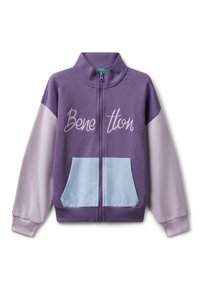 Felpa viola con zip, con accenti di viola chiaro e blu, presenta una tasca frontale e la scritta "Benetton" ricamata sul petto.