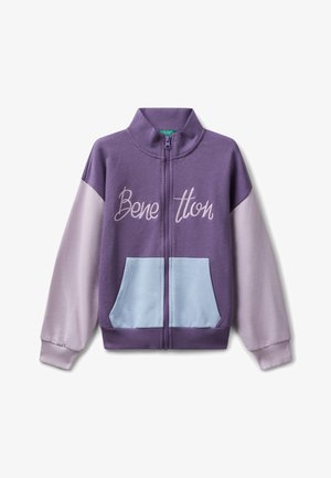 Sweatshirt zippé violet avec des accents bleu clair et violet, doté d'une poche avant et avec "Benetton" brodé sur la poitrine.