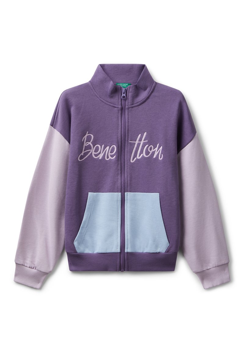 Felpa viola con zip, con accenti di viola chiaro e blu, presenta una tasca frontale e la scritta "Benetton" ricamata sul petto.