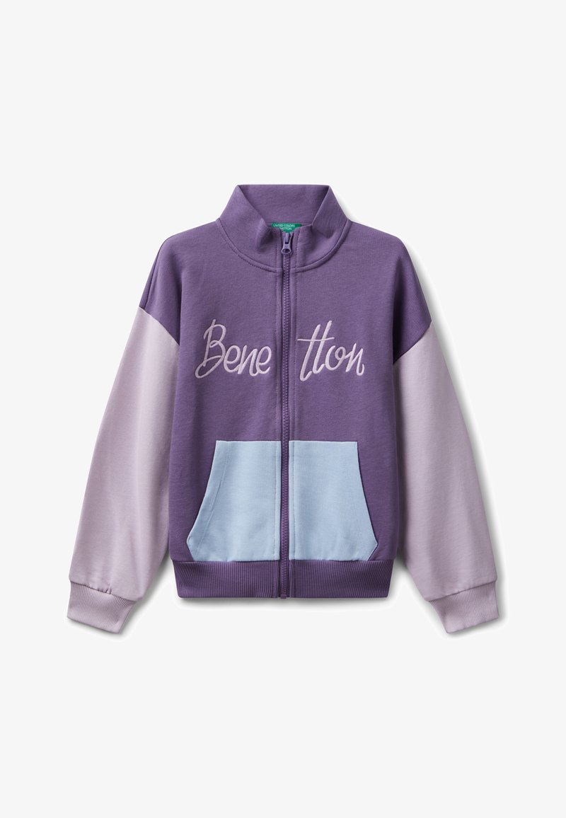 Lila Zip-up-Sweatshirt mit helllila und blauen Akzenten, verfügt über eine Vordertasche und "Benetton" ist auf der Brust gestickt.