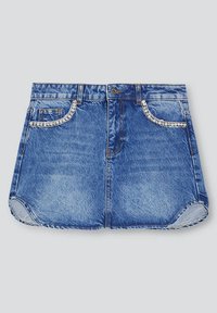 Mini spódnica dżinsowa z zaokrąglonym dołem, kieszeniami z przodu ozdobionymi cyrkoniami, szlufkami na pasek i zapięciem na guzik.