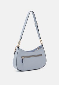 Lyseblå læder skuldertaske med buet form, sort kant, justerbar rem og en lynlåslomme foran. Glat tekstur med diskrete detaljer.