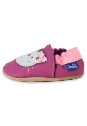 Lila Lederkinderschuh mit einem Katzenkopfdesign, grauen Details, pinken Akzenten, elastischem Knöcheleingang und einer hellbraunen Sohle.