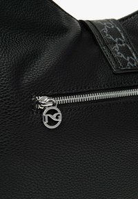 Bolso de cuero negro con superficie texturizada, cremallera plateada y un detalle de logo circular en el tirador de la cremallera. Diseño sencillo con detalles funcionales.