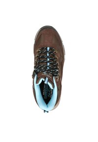 Zapato de senderismo marrón con parte superior de ante texturizado, paneles de malla, cordones negros y azules, y un cuello acolchado azul claro. Plantilla de espuma viscoelástica visible.