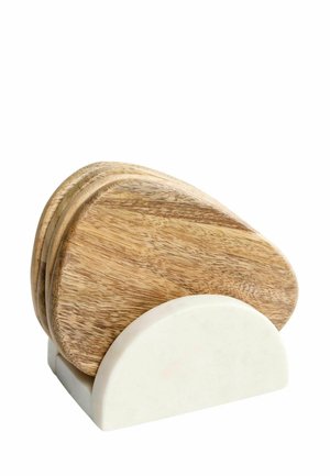 Ensemble de trois dessous de verre en bois aux bords arrondis, maintenus verticalement dans un support blanc en forme de demi-cercle sur un fond blanc.