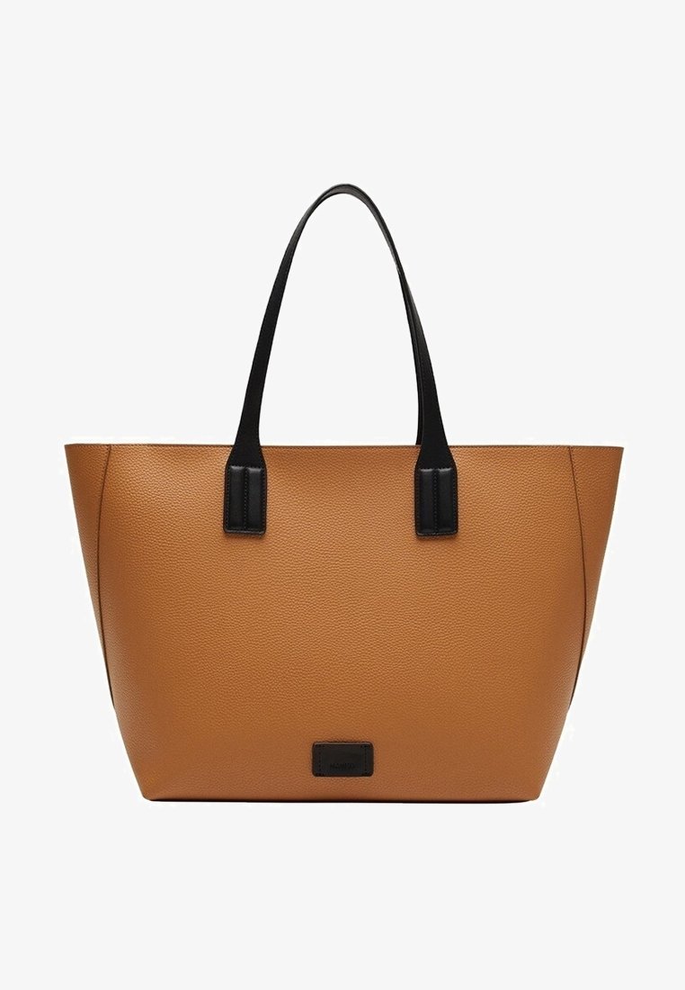 Skórzana torba typu tote w kolorze brązowym z teksturowaną powierzchnią, czarnymi uchwytami i prostokątnym kształtem. Posiada subtelną markę na przodzie.