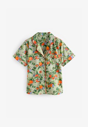 Tričká so krátkym rukávom na pyžamo vo svetlo zelenej farbe, zdobené oranžovou a kvetinovou potlačou, s červenými lemami pozdĺž goliera a vrecka.