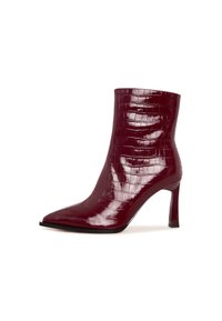 Stivaletto in pelle verniciata bordeaux lucida con texture coccodrillo, punta affusolata e tacco alto sottile. Finitura liscia e design elegante.