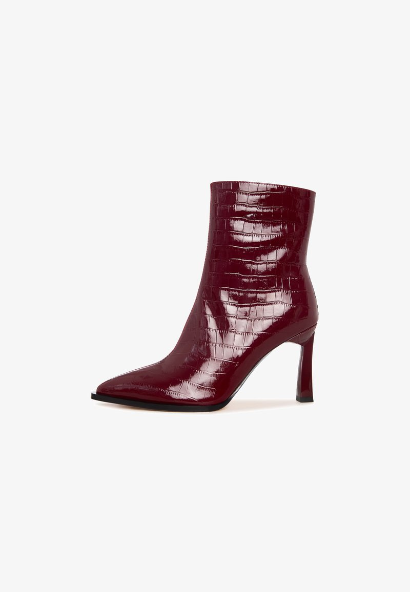 Stivaletto in pelle verniciata bordeaux lucida con texture coccodrillo, punta affusolata e tacco alto sottile. Finitura liscia e design elegante.