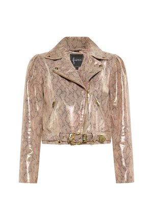 Giubbotto biker in ecopelle metallica rosa con stampa serpente, zip, accessori dorati, design corto e dettaglio in vita con cintura.