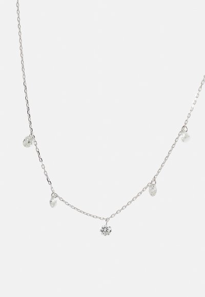 Ασημένια αλυσίδα κολιέ με πέντε κρεμαστά κρύσταλλα σε διάφορα σχήματα. Η αλυσίδα είναι λεπτοδουλεμένη με απαλό υφή.